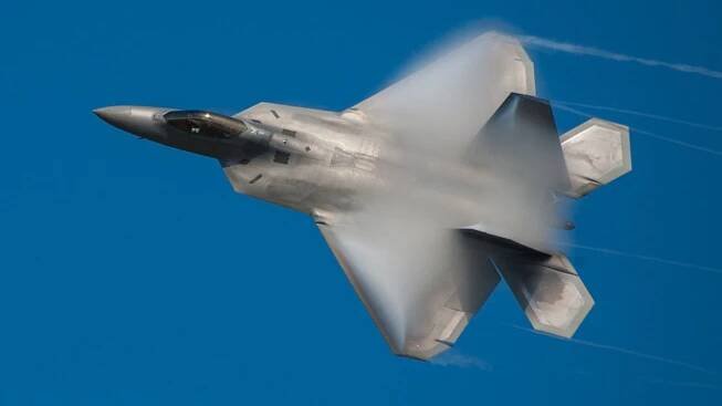 Video: F-22 předvedl ruský manévr kulbit. Zvládl ho naprosto precizně