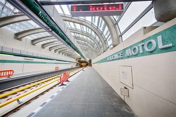 CESTA NOVÝM METREM: Nemocnice Motol. Stanice s vestibulem pod nástupištěm