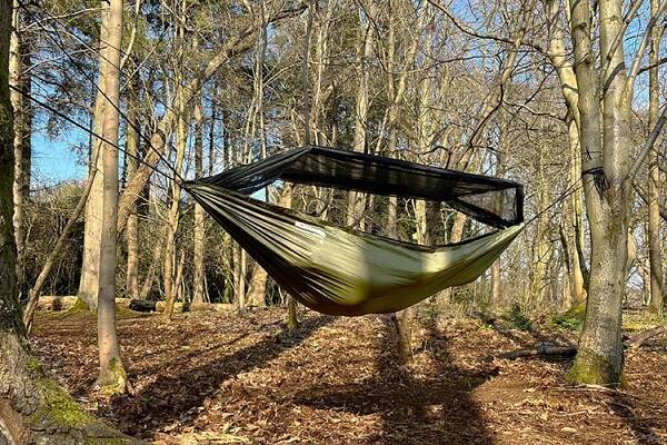 Hamaka DD Hammocks Frontline Recycled s rozepnutou moskytiérou