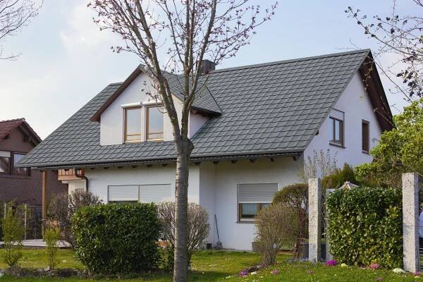 Ceny stavebních materiálů klesají. Kdo neusnul na vavřínech, investuje do plechové střechy