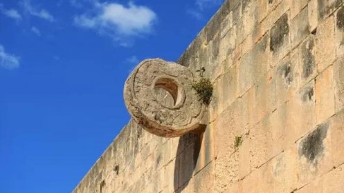 Kamenná branka nebo kruh na hřišti, který staří Mayové používali ke hře s míčem, mayská zřícenina Chichen Itza, Yucatán, Mexiko.