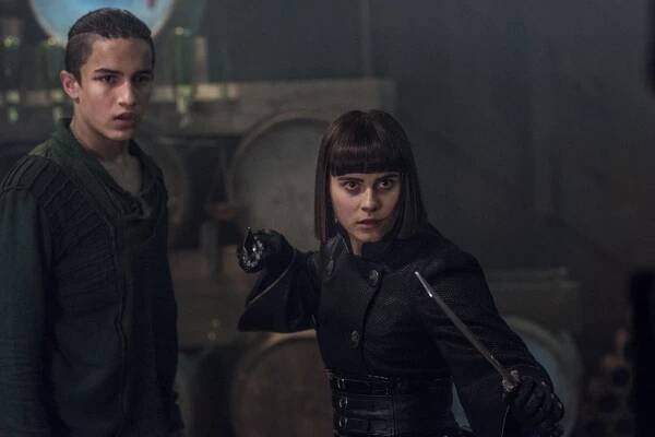 Into the Badlands - Bodnutí škorpióna - Z filmu - Aramis Knight, Ally Ioannides