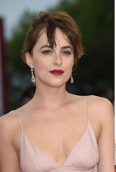 Dakota Johnsonová ve Varech: Kašle na fanoušky?!