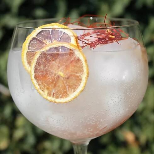 Bombay Sapphire gin & Fever-Tree Mediterranean tonic s citrónem a chilli nitěmi