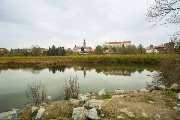 Rekonstrukce Mlýnského rybníka začíná! Do konce října se opraví hráz a nádrž se odbahní | Město Říčany