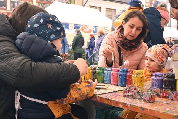 Folklórní velikonoční program čeká návštěvníky trhů v Jablonci až do pátku