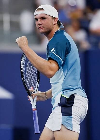 Dominic Stricker beim US Open 2023 in New York mit Tennis-Racket, zeigt eine entschlossene Geste.