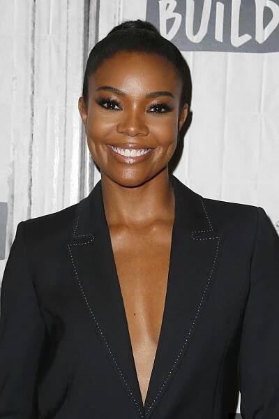 Gabrielle Union wears black eyeliner and nude lips