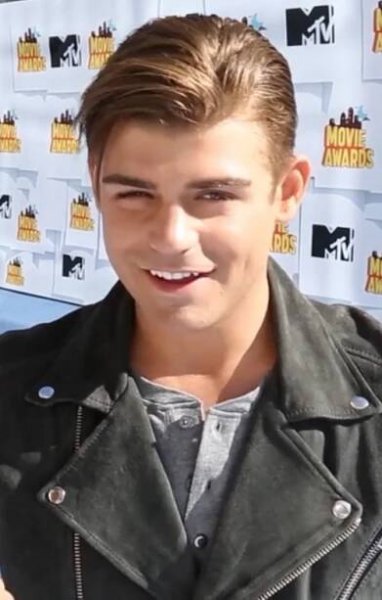 Garrett Clayton - Wikipedia