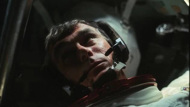 Astronaut Eugene Cernan ve velitelském modulu během výjezdu na Měsíc v prosinci 1972