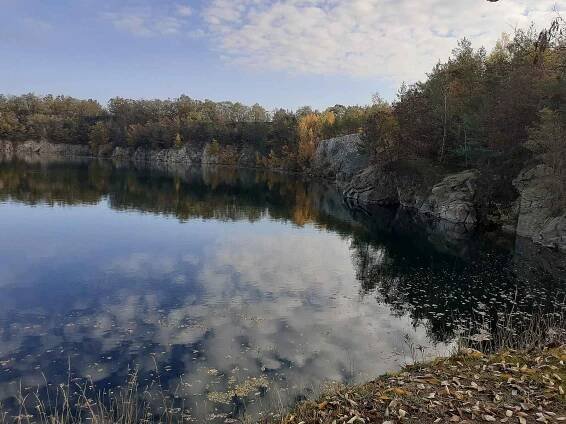 Lom v Mašovicích nedaleko Znojma na konci října.