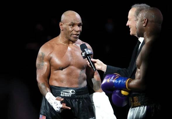 Železné pěsti a působivá kondice. Tyson a Jones ukázali tvrdou show i po padesátce
