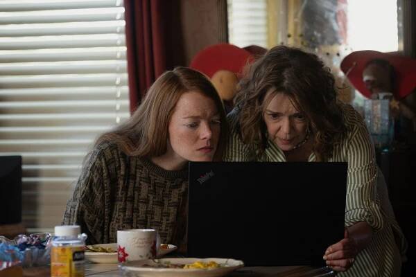 Emma Stone, Deirdre O'Connell - Eddington - Z filmu