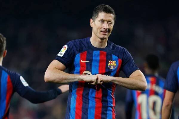 Robert Lewandowski on target as Barcelona beat Cadiz to restore LaLiga lead