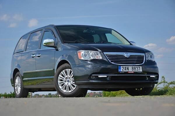 Nejlepší ojeté rodinné auto na českém trhu? Americká Lancia Voyager si bere to nejlepší z MPV i dodávek