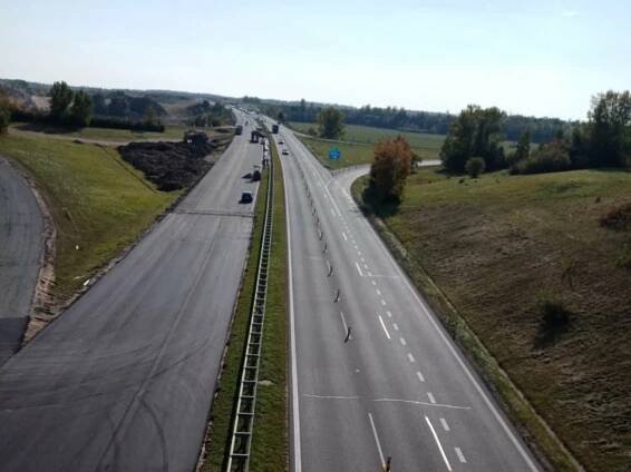 Opravy D52 u Rajhradu: silničáři pokládají asfalt. Podívejte se