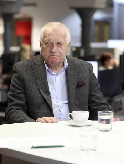 Nesnáze Klausova centra: Soud mu přikázal vrátit 400 tisíc, dostalo je neférově