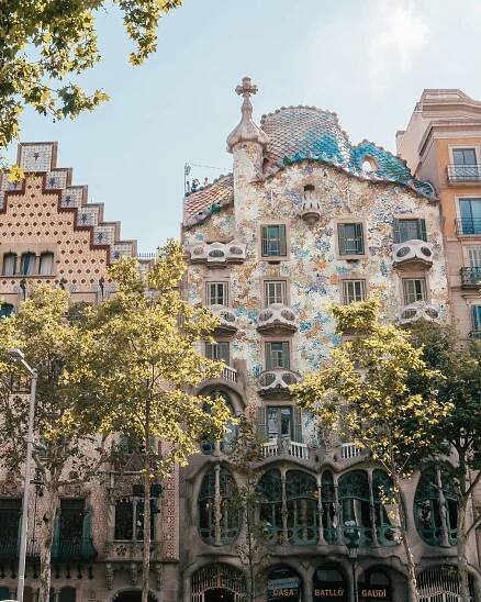Top 10 Must-See Attractions in Barcelona - Travel In Our Eyes
