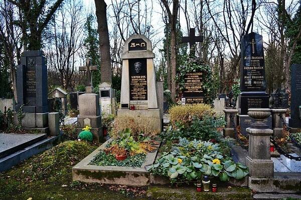 Kdysi vesnice o dvou dvorech, dnes tu odpočívají nebožtíci z celé Prahy. Olšany jsou starší než Žižkov