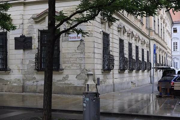 Ošklivá fasáda, úzký vchod. Památkáři cupují opravu paláce, galerie se brání
