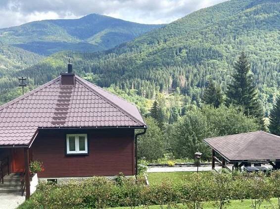 Celkový pohled na chatu a pozemek s výhledem na Lysou horu. - pronájem Ostravice - foto 1