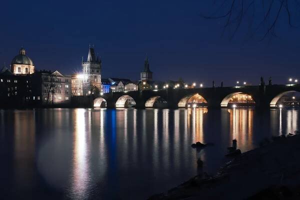 jak fotit noční Prahu, večerní focení, Karlův most, workshop s Canon, fotografování, nasvícené město, odraz světla od hladiny, hladká hladina, hvězdičky místo zářivek, lampy, lola-j, lolajukelson, czech blogger, česká blogerka, lifestyle, fashion, food, beauty bloggerka, česká blogerka, o focení, tipy a rady, triky