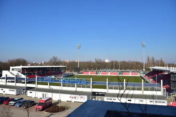 Kudla do zad fotbalovým Pardubicím. Vyrostla jim nová „tribuna“ na parkovišti!