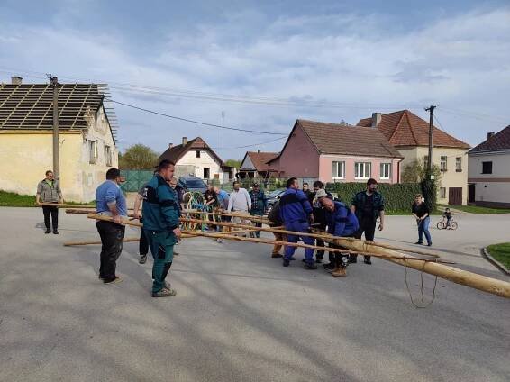 Stavění Máje a Pálení čarodějnic 2022 - Oficiální stránky obce Písečné