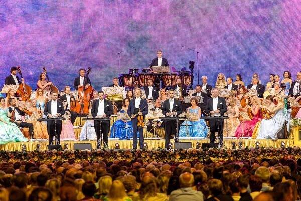 Houslový mág a král valčíků André Rieu přivezl do Prahy pohádkové představení 