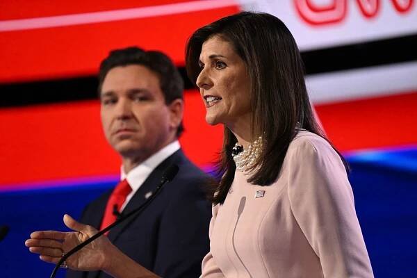 Bývalá guvernérka Jižní Karolíny Nikki Haleyová a guvernér Floridy Ron DeSantis se 10. ledna účastnili republikánské prezidentské debaty CNN.