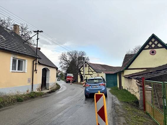 Opilá a bez papírů nezvládla řízení, projela zdí domu v Chlumanech