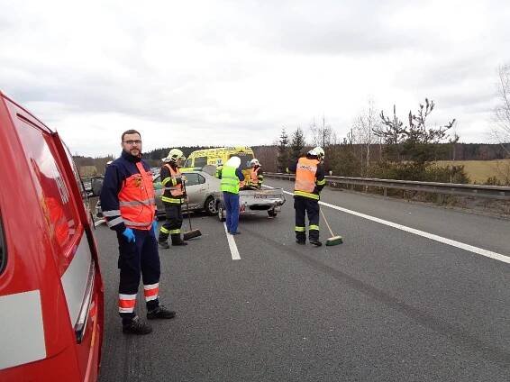 Tři jednotky zasahovaly u nehody dvou osobních vozidel na dálnici D5 | POŽÁRY.cz - ohnisko žhavých zpráv | hasiči aktuálně