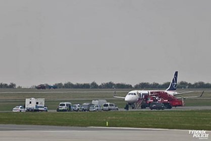 V polském letadle někdo nahlásil bombu. Na ruzyňském letišti zasahovali hasiči, policisté i záchranáři | Týdeník Policie