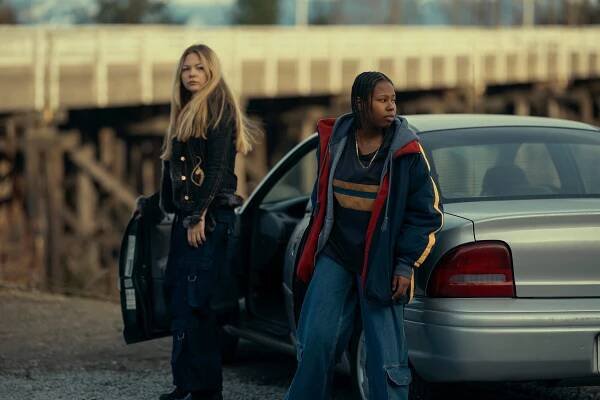 Pod mostem - Mafiánka ze Seven Oaks - Z filmu - Chloe Guidry, Aiyana Goodfellow