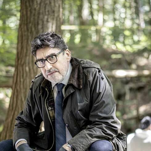 Alfred Molina se objeví jako inspektor Gamache v novém seriálu - Knižní vesmír