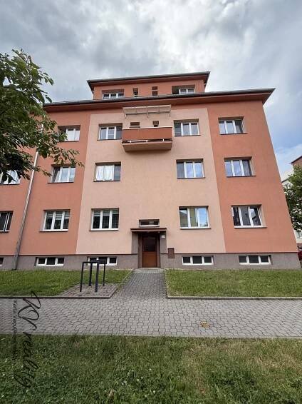 Prodej bytu 2+1 s balkonem, CP 81 m2, Vsetín, ul. Na Kamencoch, osobní vlastnictví, 3 213 000 Kč