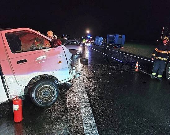 Tragická nehoda u Chrudimi: Řidič zemřel po srážce s náklaďákem
