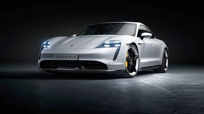 Majitelé Porsche Taycan musí kvůli upgradu softwaru do servisu; změní to nová verze?