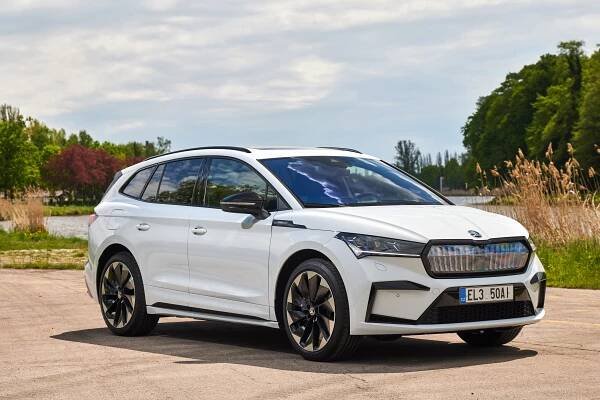 Pohon všech kol  v případě vozů s platformou MEB  (Enyaq iV,  Volkswagen ID.4 GTX  a  Audi Q4 e-tron ) znamená elektromotor na každé z náprav | Škoda Enyaq iV 80x Sportline Foto: Škoda Auto