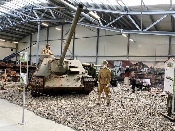 Auto se spotřebou 600 litrů na sto km, největší pojízdná lampa a dalekohled, který zachránil život. Vojenské muzeum Králíky nabízí řadu skvostů