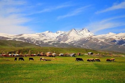 Soubor:Aragats mountain, Aragatsotn, Armenia.jpg – Wikipedie