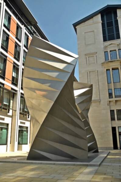 Soubor:Angel's Wings sculpture by Thomas Heatherwick, Bishop's Court, London 02.JPG
