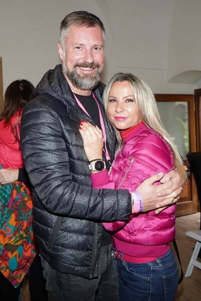FOTO: Petr Vágner s přítelkyní si vyšli do ulic, také podpořit ženy s rakovinou prsu. – stránka 21