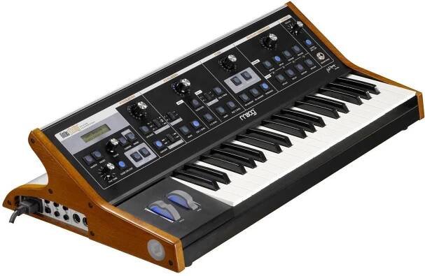 Syntezátory: MOOG LITTLE PHATTY