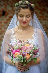 Elegantní barevná podzimní svatební kytice. Elegantní bohatá výzdoba svatební tabule za použití nevěstina závoje a eustom. Svatební květiny Klára Uhlířová.