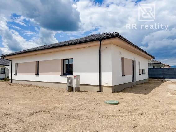 PREDANÉ - NOVÉ MOKRANCE - RD bungalov 140m2, TČ a rekuperácia v cene | RR reality