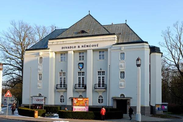 Soubor:Františkovy Lázně divadlo Boženy Němcové.jpg – Wikipedie