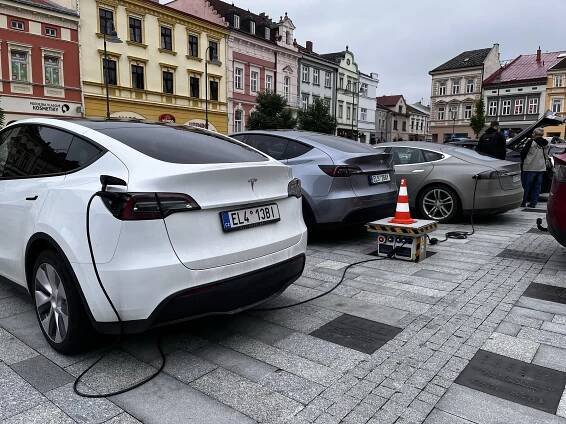 Už i elektromobily mají své srazy. Tesly či Enyaqy byly k vidění na Valašsku