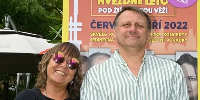 Radek Holub s manželkou Bárou Hrzánovou mají dnes už dospělého syna Antonína.