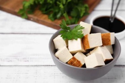 Uzené tofu má výraznější chuť než přírodní varianta